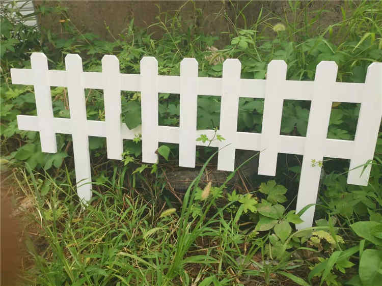 义马市竹篱笆 竹子护栏pvc草坪栅栏草坪护栏（中闻资讯）