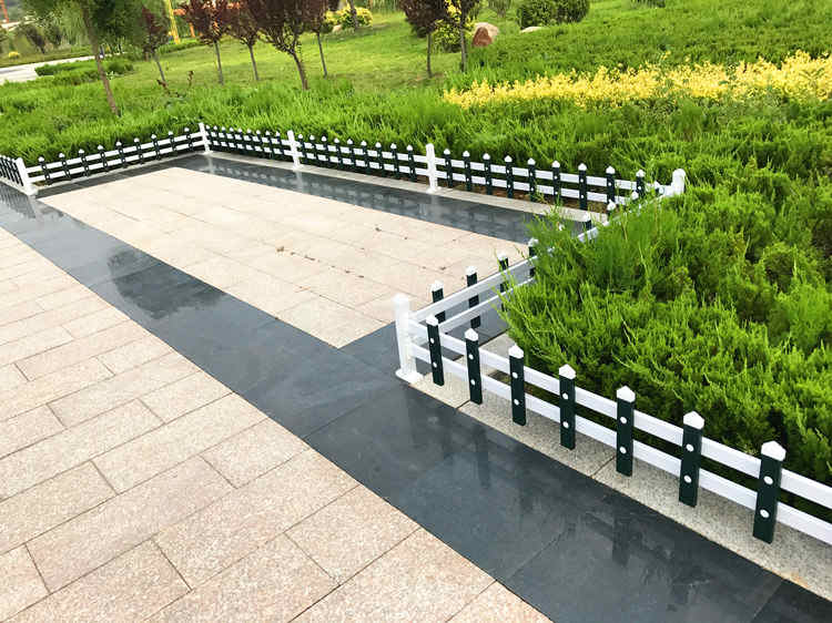三门峡湖滨pvc草坪护栏 竹篱笆 塑钢护栏防腐木花园木围栏（中闻资讯）