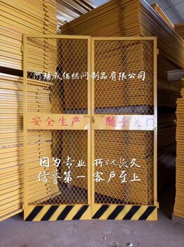混凝土結(jié)構(gòu)樓層上施工電梯防護(hù)門鋼管搭設(shè)卸料平臺樓層上施工電梯防護(hù)門