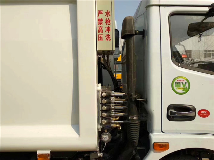 上海东风尖头对接式压缩垃圾车市场走向