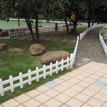 德邦供应葫芦岛PVC草坪护栏