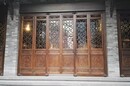 现代新中式木门样式_中式博古架客厅摆放_雕刻木门