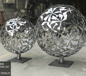 精致处理的镜面不锈钢圆球雕塑、绿化建筑入口镜面球体雕塑图