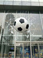 天津步行街不锈钢烤漆足球雕塑墙体外面立体造型