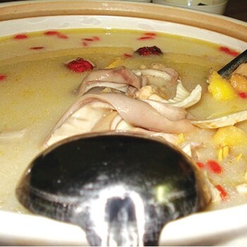猪肚鸡的汤怎么熬制，在哪里学，到诚飞小吃培训学校老师都是一对一教学