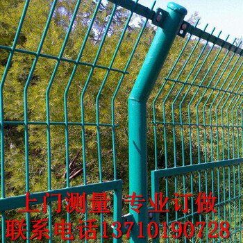 ?？诰G化帶隔離圍欄網(wǎng)三亞國(guó)道鐵絲網(wǎng)批發(fā)儋州江提浸塑網(wǎng)廠家
