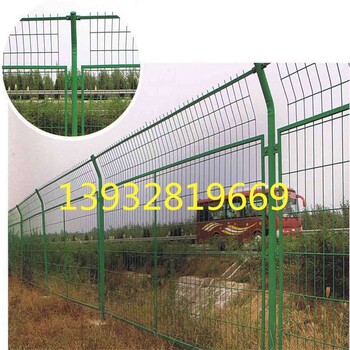 8001鐵路隔離柵廠家，道路墨綠色框架網(wǎng)，鐵路防護(hù)圍欄