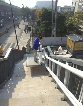 西宁市关爱残疾人出行斜挂式轮椅电梯楼梯智能轮椅爬升机启运厂家
