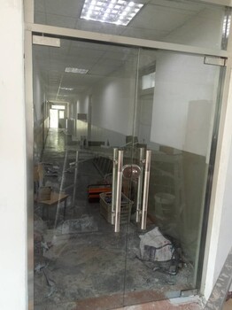 太原大東關(guān)附近安裝玻璃門玻璃隔斷