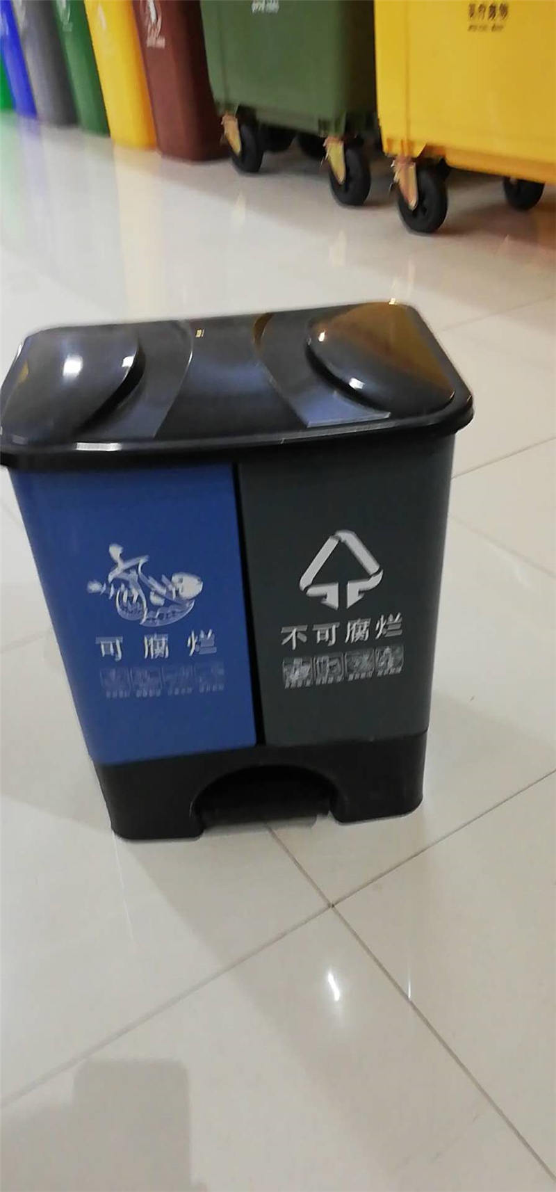 四川分类垃圾桶批发  弹盖桶40L垃圾桶