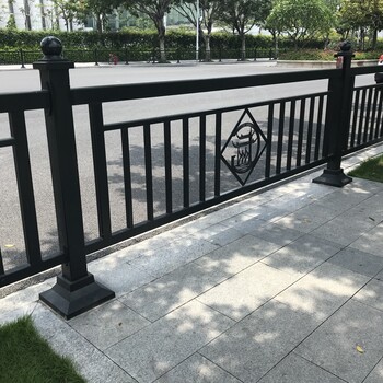 廣州市政道路欄桿生產(chǎn)廠家深圳河道防護(hù)欄桿定做價格