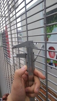 廣州358隔離防爬網(wǎng)定做廠家刀片刺防護圍欄價格