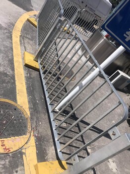 深圳市政道路防護欄桿供應(yīng)佛山港式護欄生產(chǎn)廠家