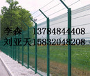三角折弯护栏网桃型柱护栏网小区护栏网防护网围栏网图片