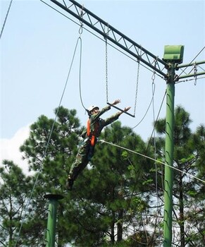 户外拓展设备包括攀岩墙、高空架