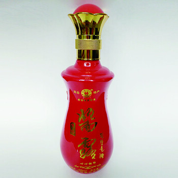 酒水包裝廠供應(yīng)紅色噴涂玻璃酒瓶500ml婚慶喜宴白酒瓶支持定制