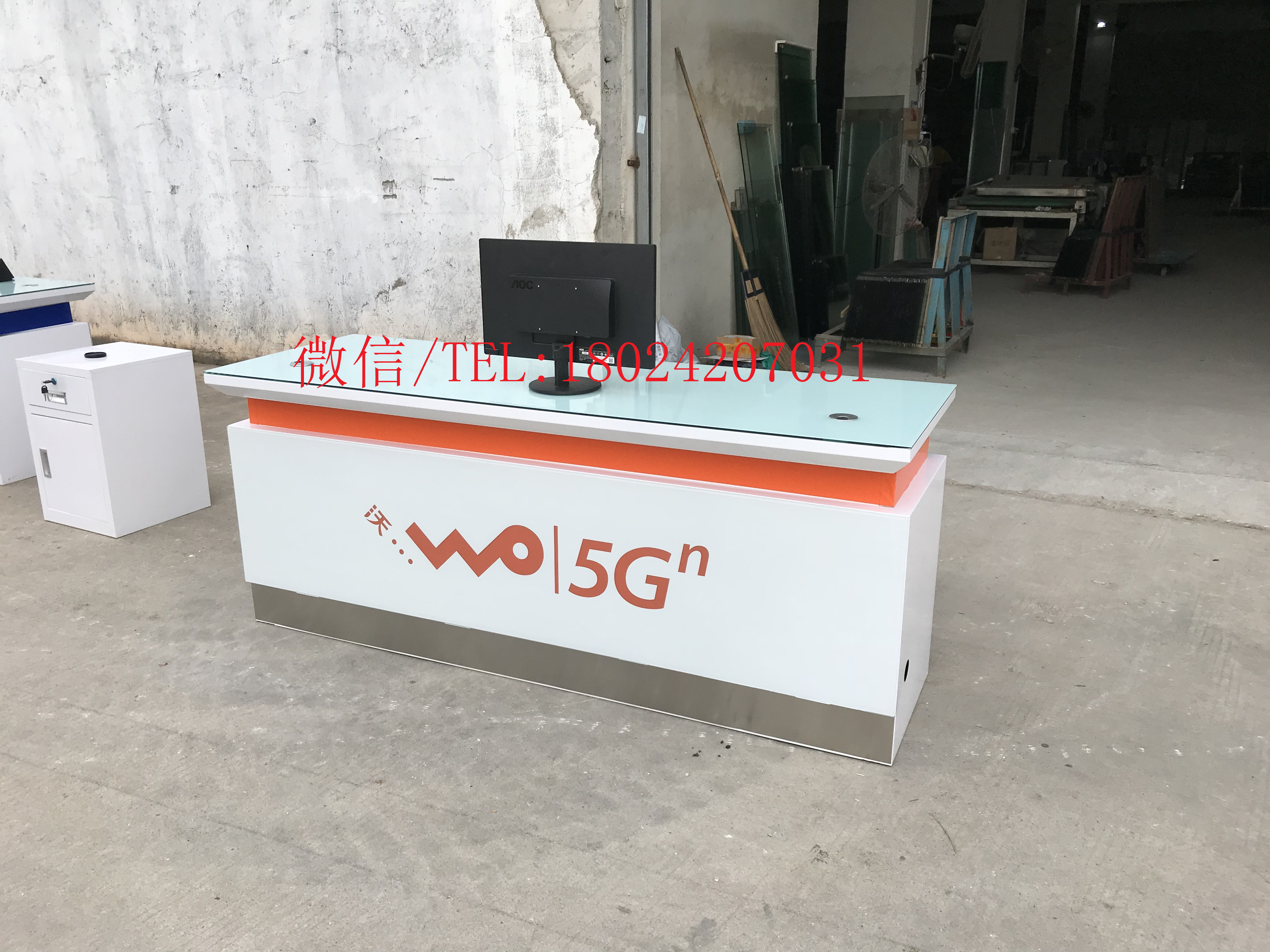 5G移动手机业务受理台华为荣耀3.5手机柜台展示柜