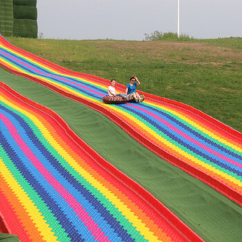 四季网红彩虹滑道七彩滑板订制人造草坪铺盖设计塑料波浪滑梯
