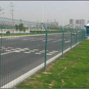 雙邊絲護欄，便宜護欄網(wǎng)，公路護欄網(wǎng)，高速公路封閉網(wǎng)