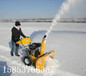 操作简单除雪轻松的汽油动力扫雪机，小型抛雪机