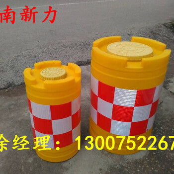 新料道路安全設(shè)施防撞桶隔離墩紅白警示反光桶防撞墩河南新力
