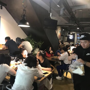 中式快餐连锁店品牌，偶拌秘汁牛肉饭