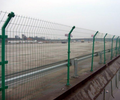 江門高速護欄生產廠家-傾斜角爬坡護欄網-浸塑綠色網片-便宜的公路護欄網