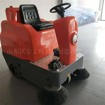 工業(yè)清掃車駕駛式三刷道路清掃車工廠