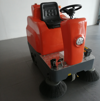 座驾式电动款扫地吸尘喷水一体式自动清洁扫地机
