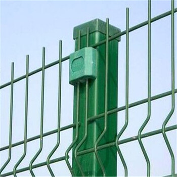 巨人生产三角折弯护栏网小区护栏网围墙护栏网隔离网欢迎来电咨询