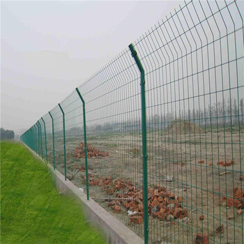 巨人供应双边丝护栏网围墙护栏网草坪护栏网做工精美欢迎来电咨询