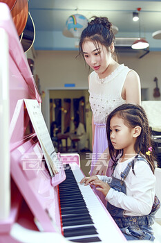 深圳市龙岗坂田五和钢琴，吉他速成课程