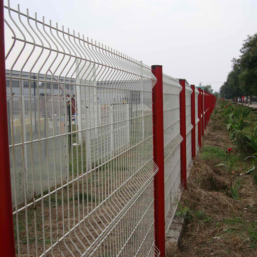 芜湖制造桃型柱护栏网,三角折弯护栏网