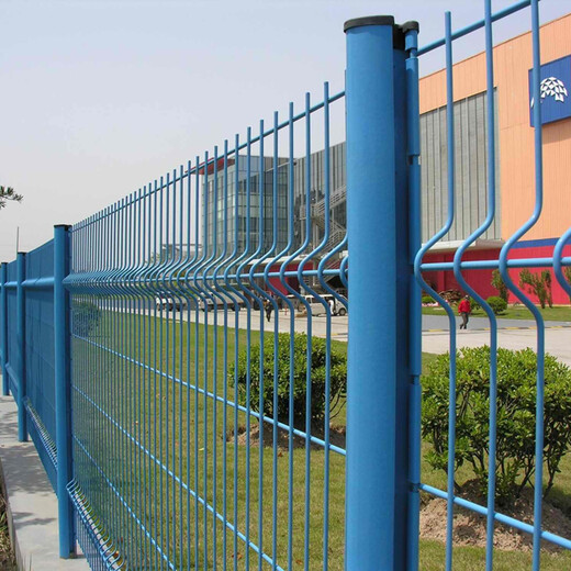 生产桃型柱护栏网质量可靠,三角折弯护栏网