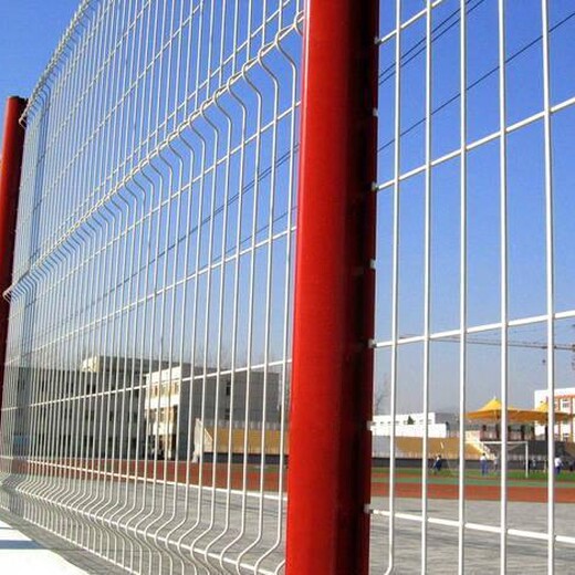 潮州制造桃型柱护栏网,三角折弯护栏网