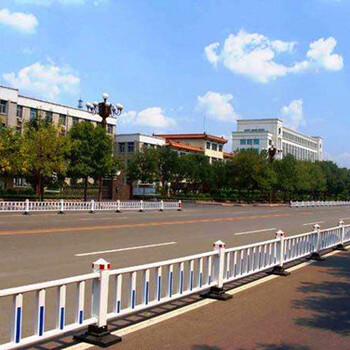 鄭州道路護(hù)欄公路護(hù)欄市政隔離護(hù)欄鋅鋼交通防撞護(hù)欄廠家