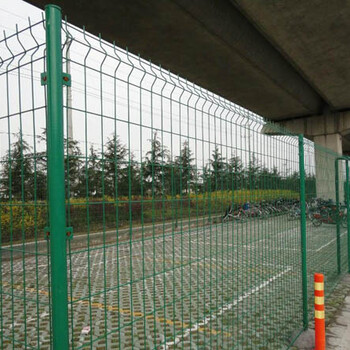 西宁城东围栏网铁丝网围栏圈地养殖网工厂放攀爬围栏网城市绿化带护栏网厂家运用