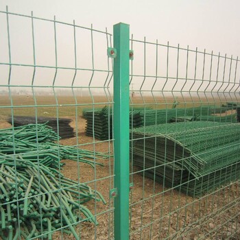 甘肃酒泉养殖场方孔网带刺绳围网河道治理网围栏绿色浸塑铁丝网哪家制作