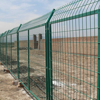 绿色方格围栏铁丝网围墙护栏浸塑铁丝网围栏