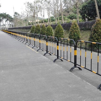 廣東黑黃鐵馬護欄公路道路施工圍欄交通設(shè)施市政護欄網(wǎng)隔離欄廠家
