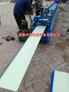 彩鋼圍擋設(shè)備工程圍擋成型機全套圍擋設(shè)備