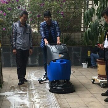 學(xué)校里的塑膠籃球場(chǎng)可以用全自動(dòng)洗地機(jī)清洗