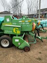 四輪帶動秸稈粉碎打捆機(jī)液壓打包機(jī)玉米秸稈方捆機(jī)廠家