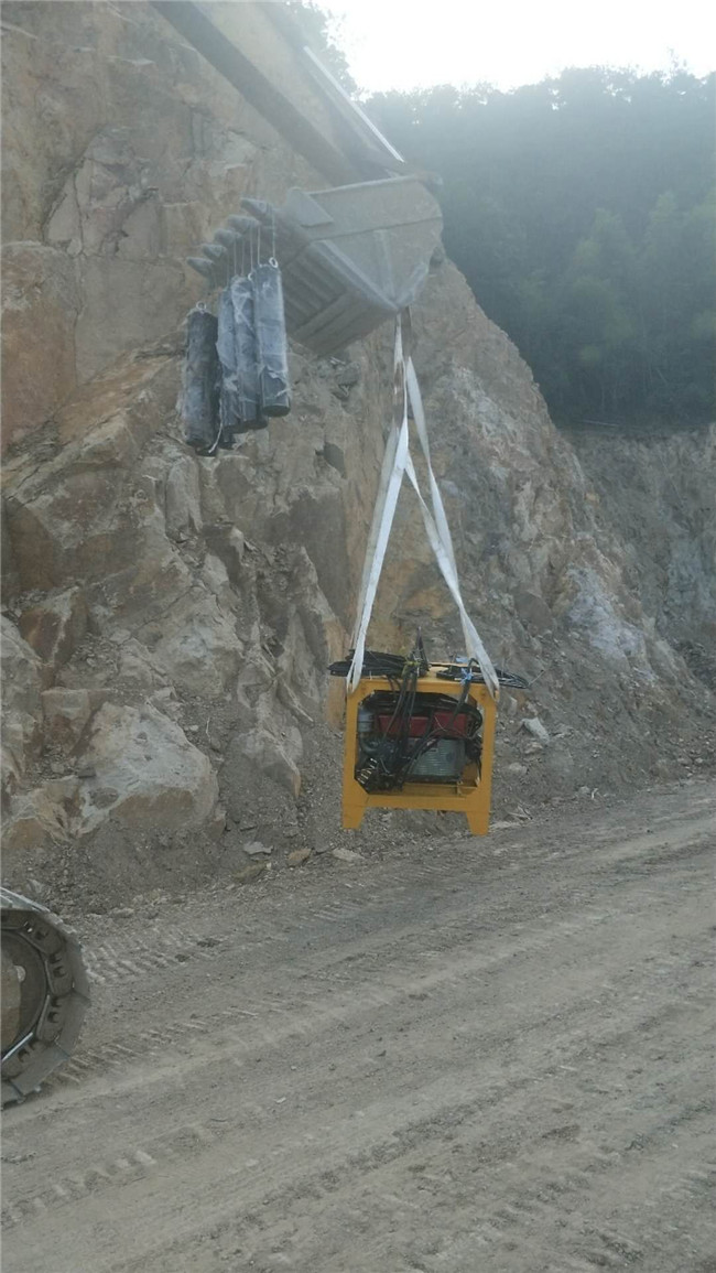 采石场遇到岩石机挖改式破碎机--开山设备