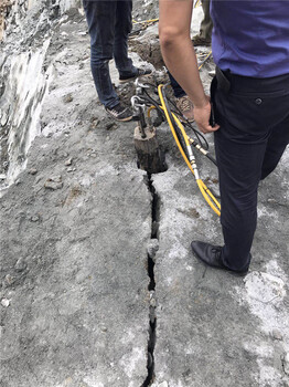 石灰石矿山开采用大型劈裂器破石效果明显安徽六安本地资讯用心做事