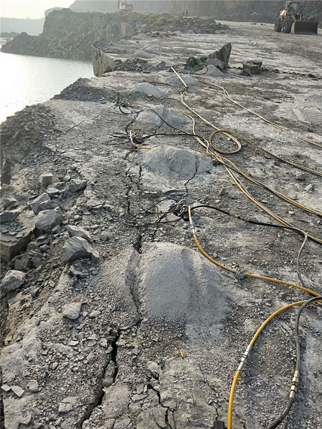大劈力岩石洞采劈裂机河南许昌本地报道六十秒三十方