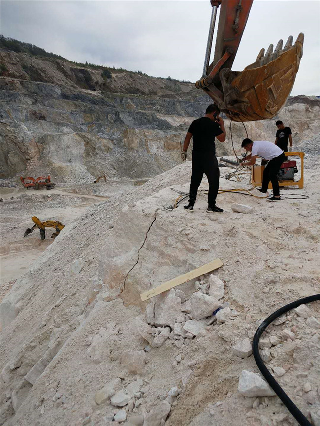  比破碎锤产量高的破石设备液压劈石机澳门无堂划分域本地报道