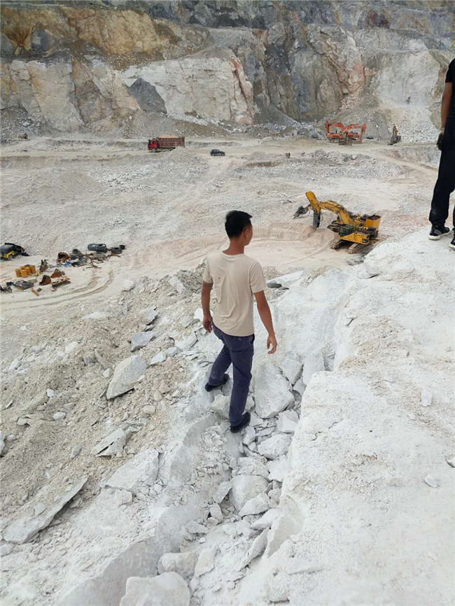 石材加工厂矿山开采石料劈裂机忻州新闻