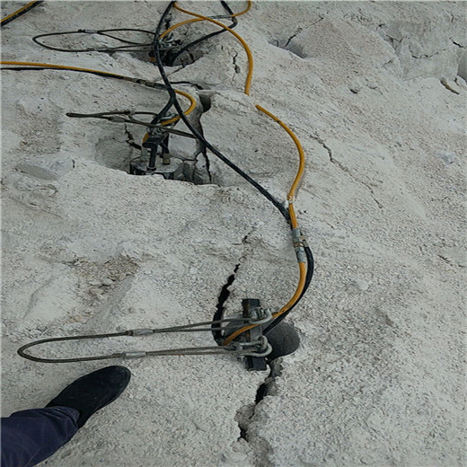 大型矿山开采提高产量的设备劈石棒