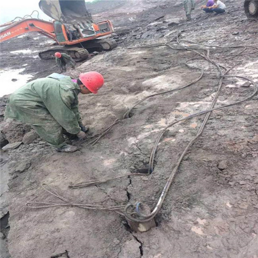 桂林叠彩区镁石矿开采替代放炮破石头设备185大型液压劈裂棒有现场